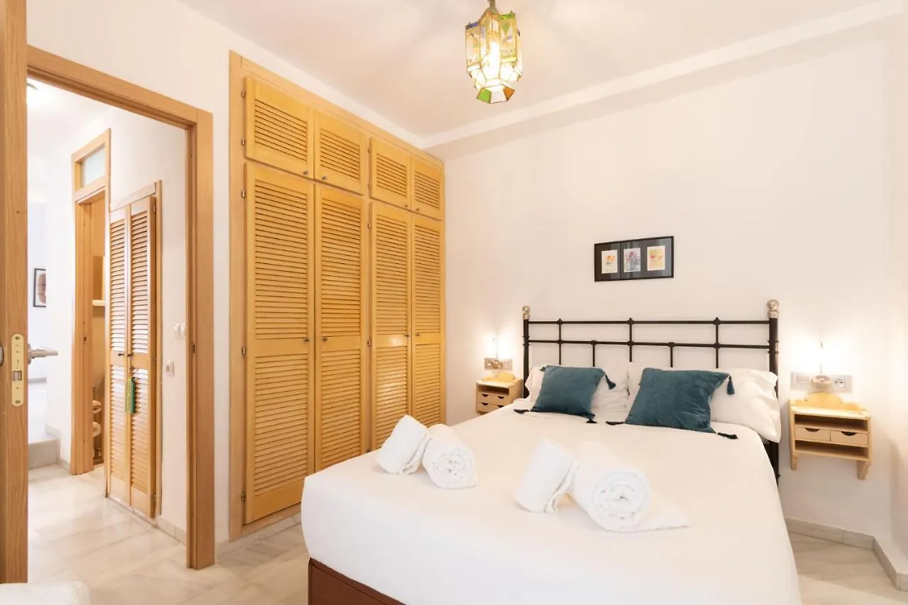 Goles Courtyard With Parking By Valcambre Apartment Seville 0*,